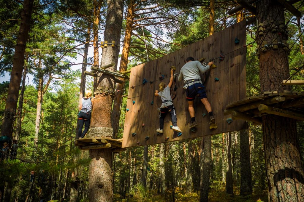 family adventure on climbing course in cercedilla